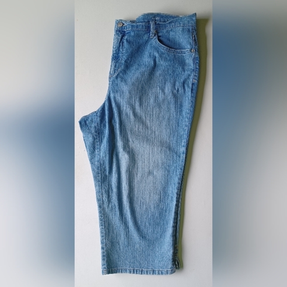 A Gloria Vanderbilt Amanda All-Around Slimming Effect Capri Denim Jeans - Picture 4 of 8